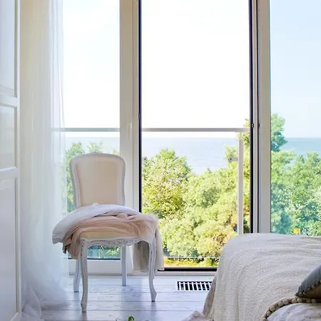 Bialy Hampton W Playa Baltis *