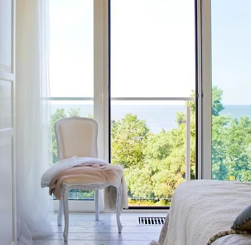 Bialy Hampton W Playa Baltis *